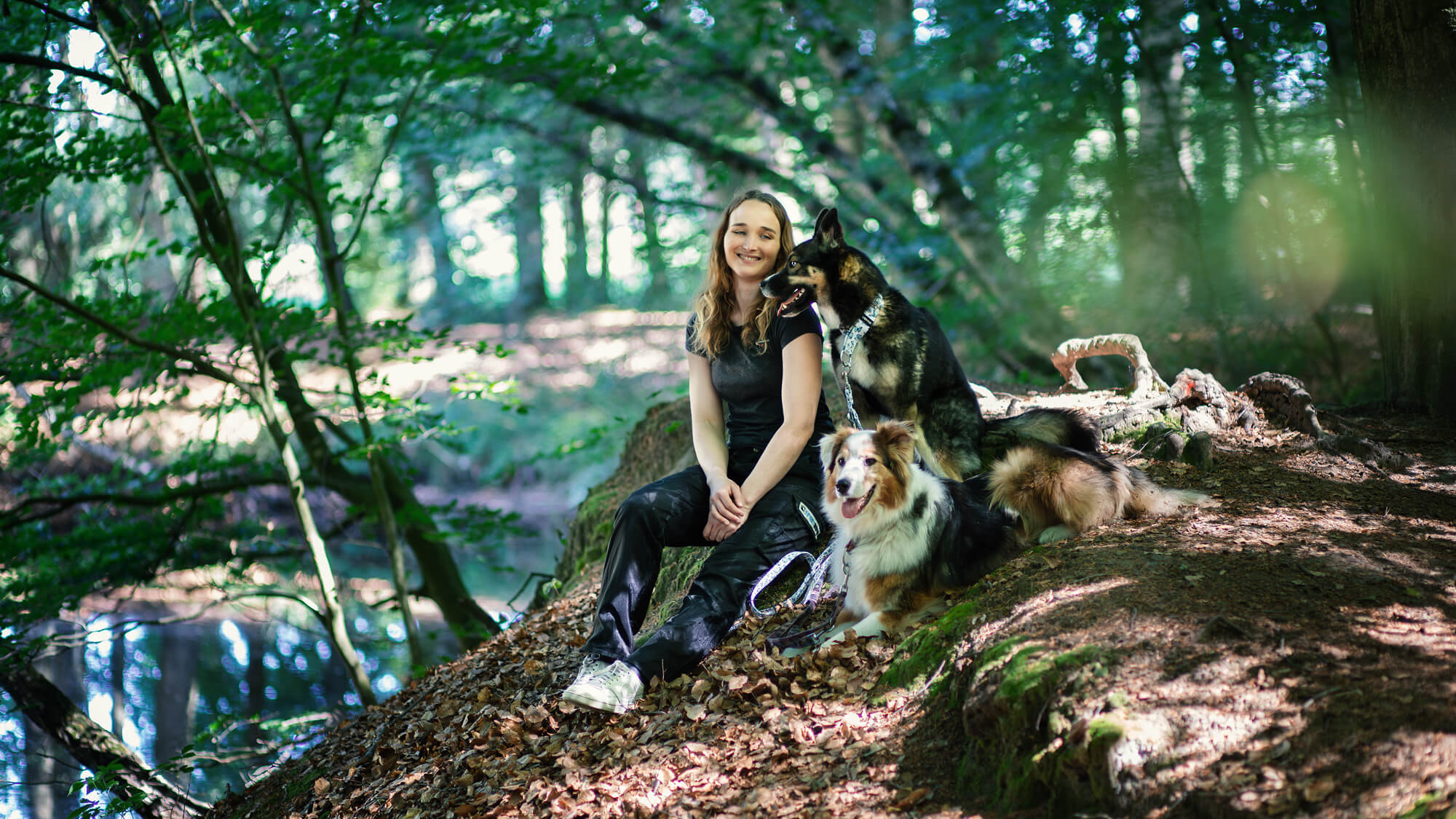 Dog-Qi Inhaberin Marie genießt mit ihren Hunden Jimmy und Hope einen Moment der Auszeit
