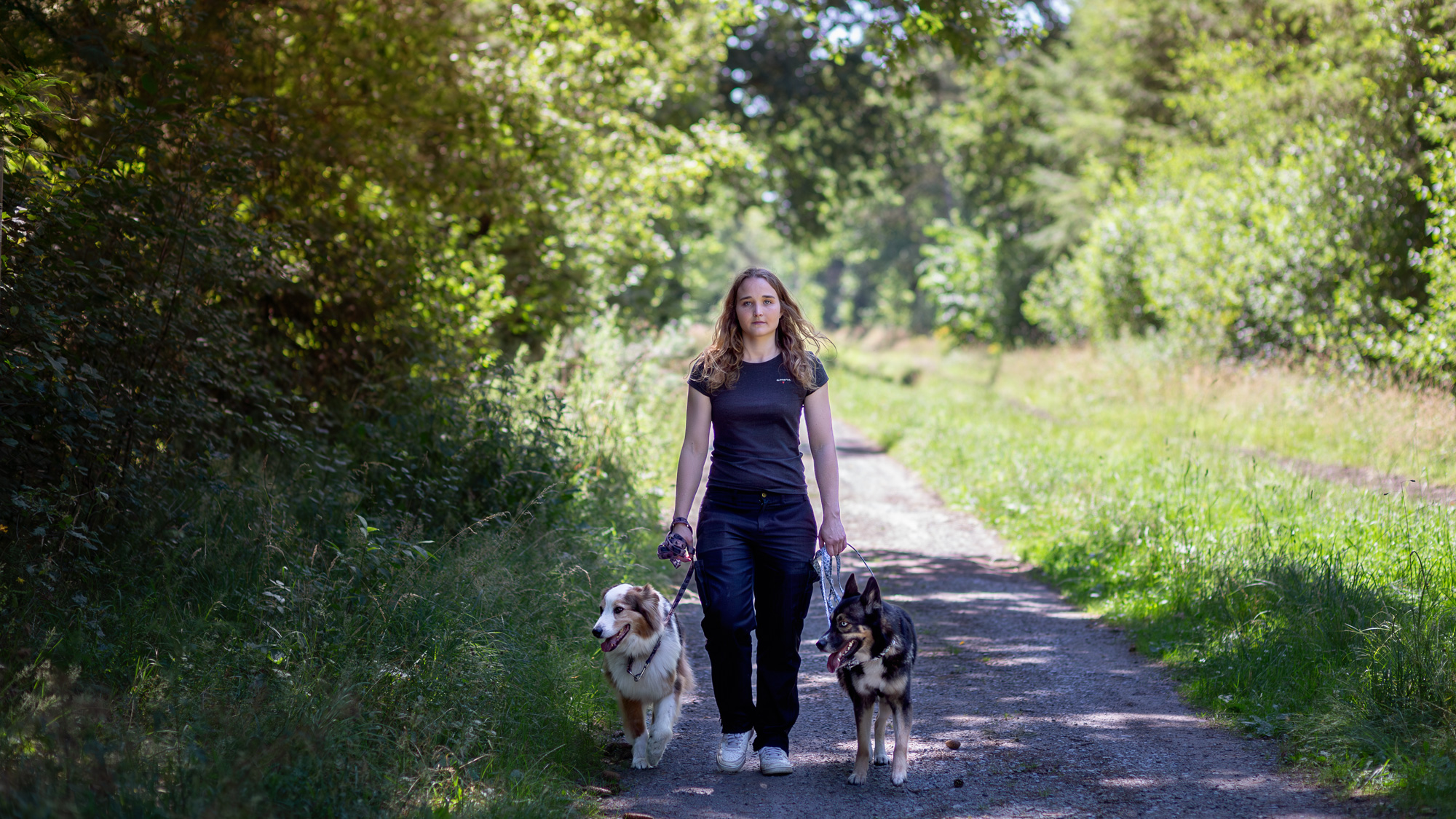 Dog-Qi Inhaberin Marie in der Leinenführigkeit mit Jimmy und Hope